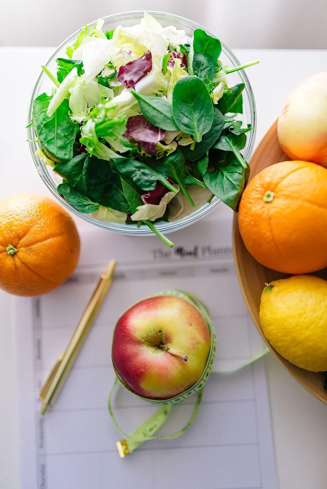 Healthy meal prep with salad and fruit for a 14-day arthritis diet plan
